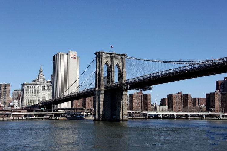 纽约旅游必去的十大景点10--布鲁克林大桥(Brooklyn Bridge)